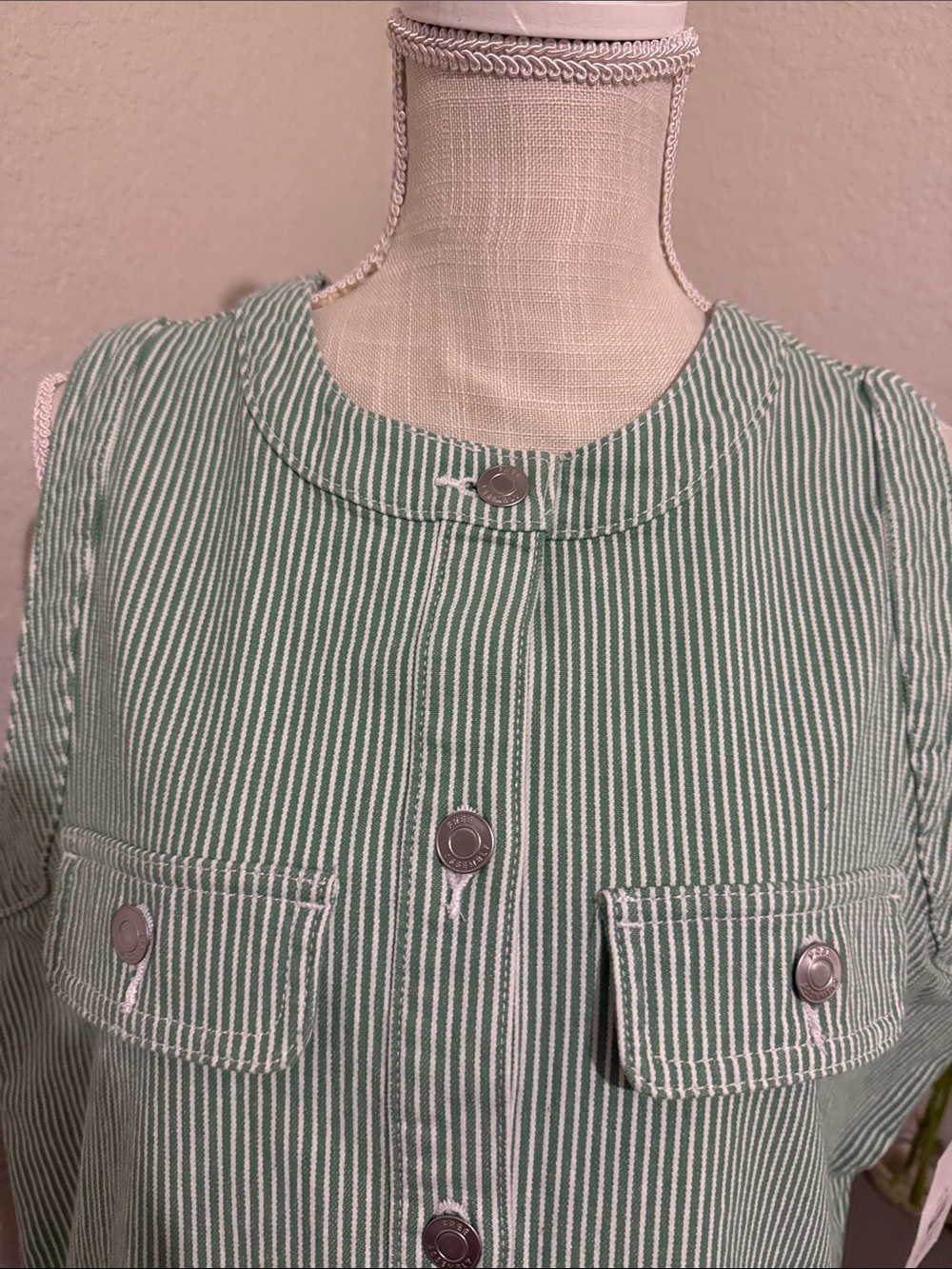 Free Assembly Women's and Women's Plus Button Front Sleeveless Denim Top - Picture 5 of 6